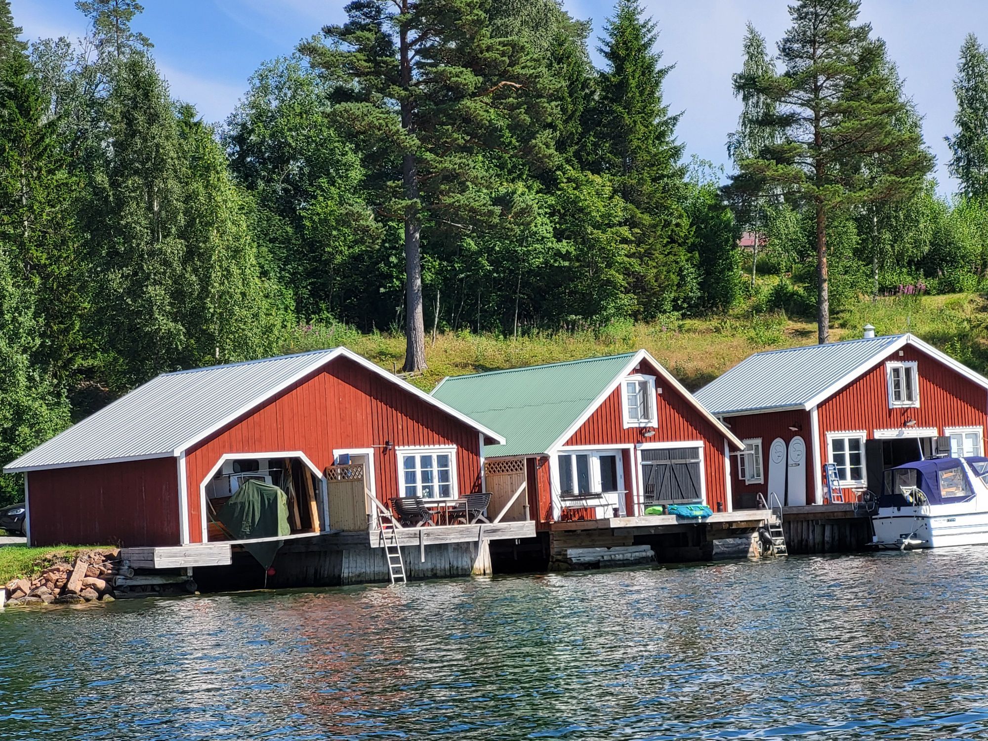 Sjöbod mitt i höga kustens äventyr – bild 3 av 11