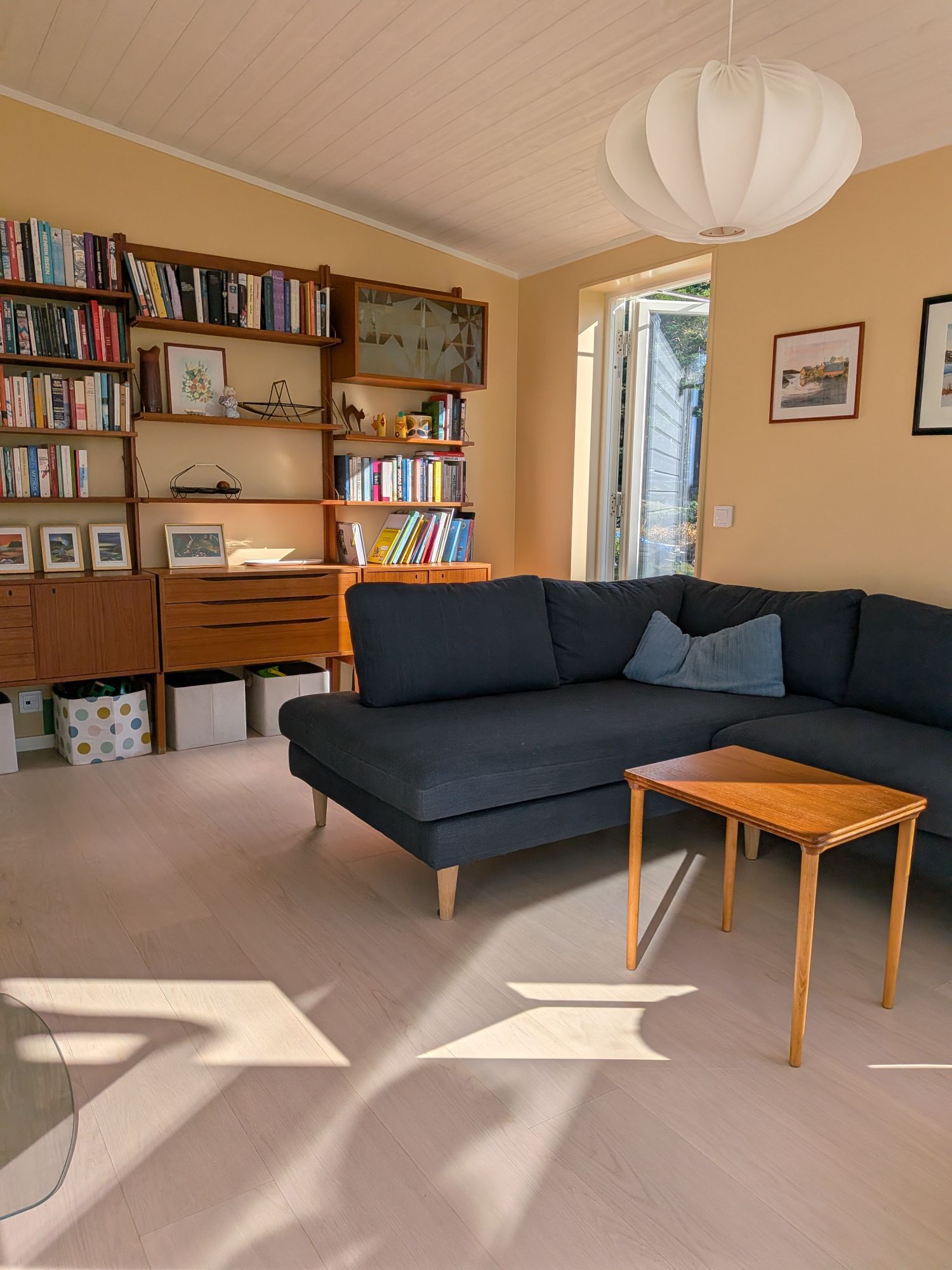 Arkitektritad stuga med havsutsikt nära Grebbestad – bild 4 av 24