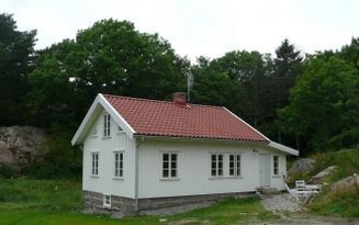 Nyrenoverad bohusstuga nära havet