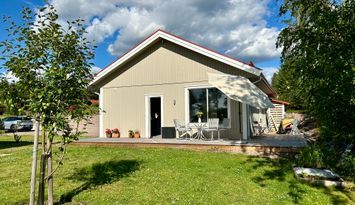 Modernt gästboende med sjöutsikt vid Orsasjön