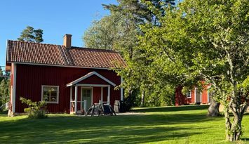 Torp på landet med närhet till naturliv och sjö.