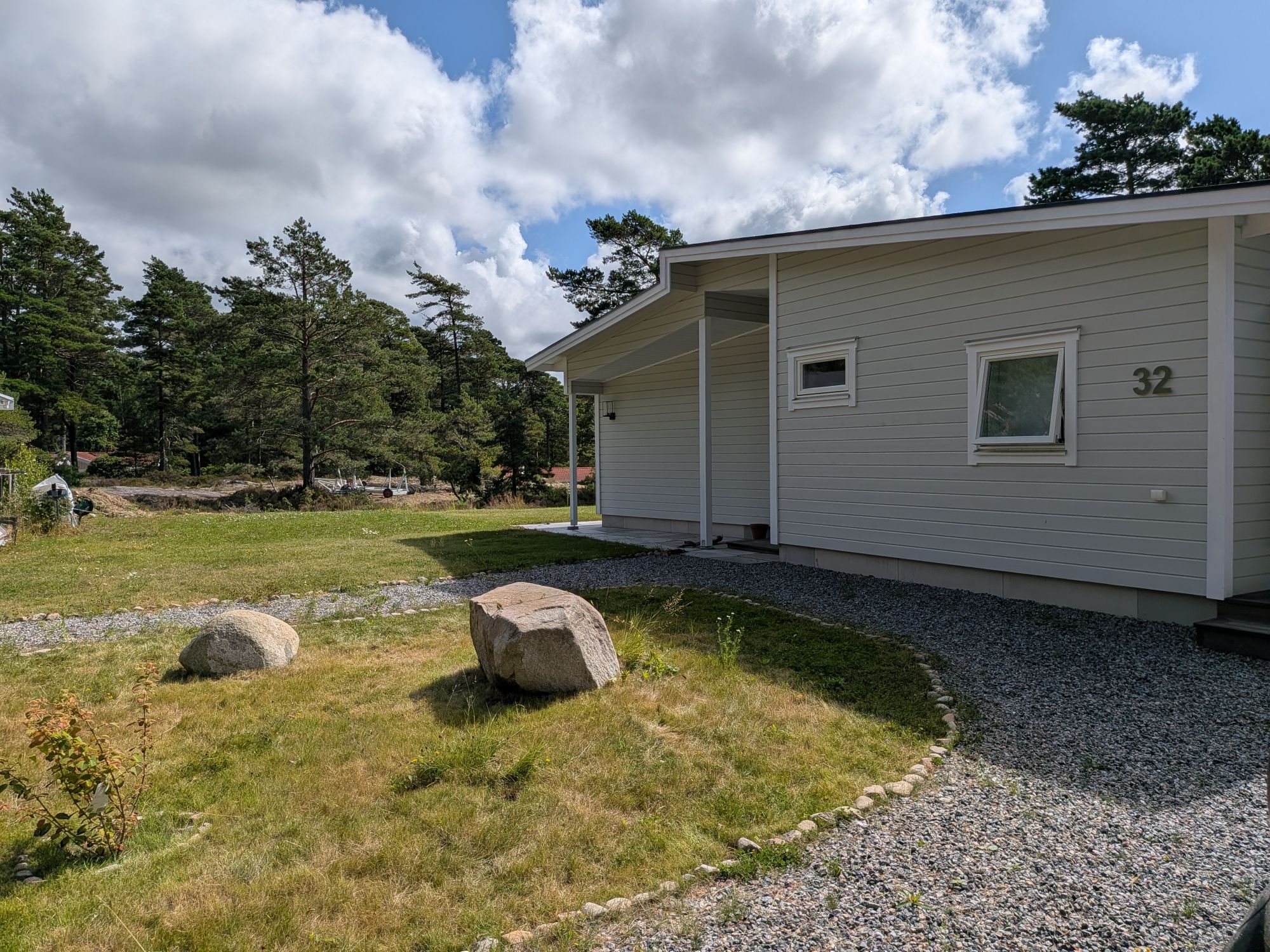 Arkitektritad stuga med havsutsikt nära Grebbestad – bild 10 av 24