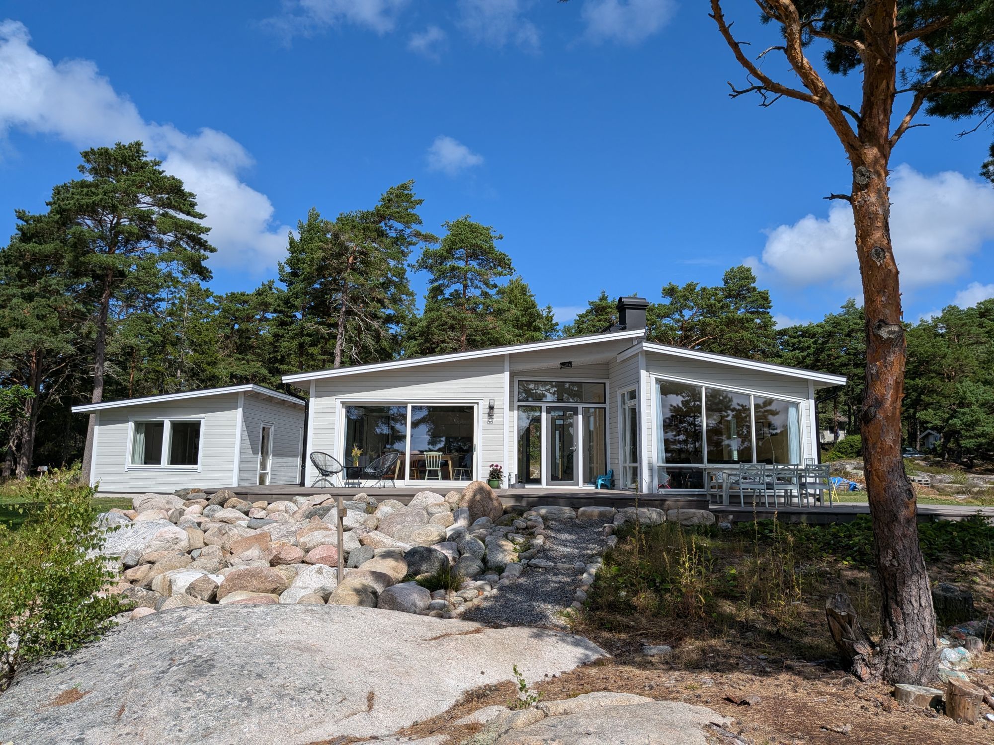 Arkitektritad stuga med havsutsikt nära Grebbestad – bild 2 av 24