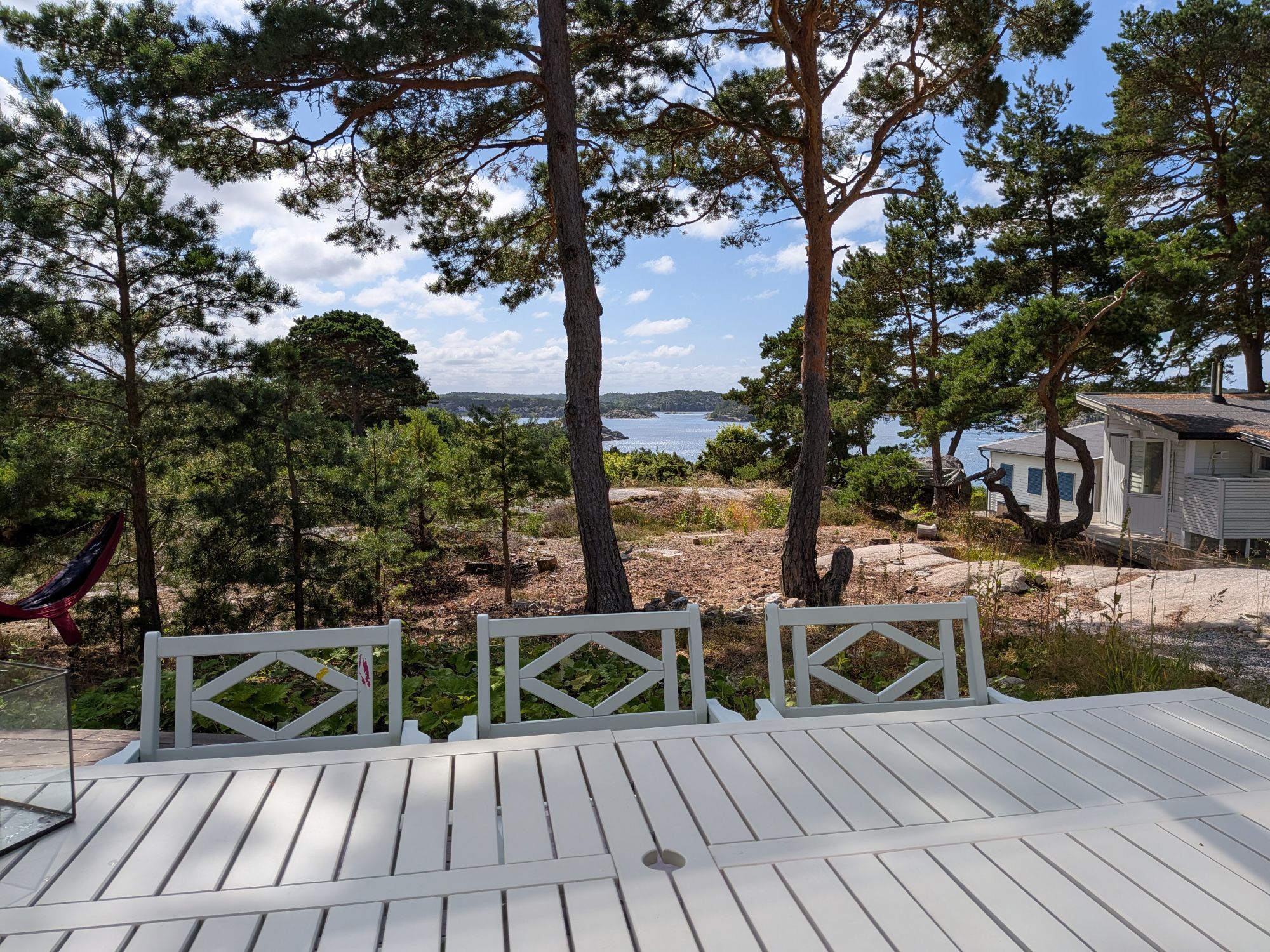 Arkitektritad stuga med havsutsikt nära Grebbestad