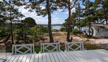 Arkitektritad stuga med havsutsikt nära Grebbestad