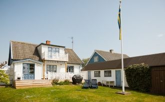 Sommarhus med strandtomt i Böste