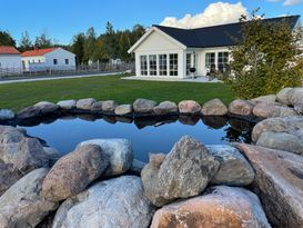 Nybyggd villa med pool nära Tofta Strand