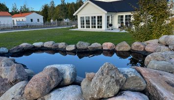 Nybyggd villa med pool nära Tofta Strand