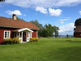 Charmigt hus vid sjön Bolmens strand, Småland