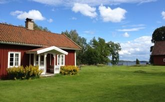 Charmigt hus vid sjön Bolmens strand, Småland