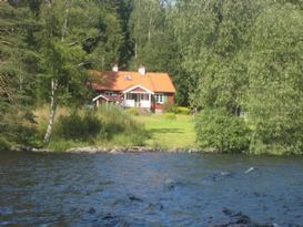 Smultronställe med strandtomt (strand och klippor)