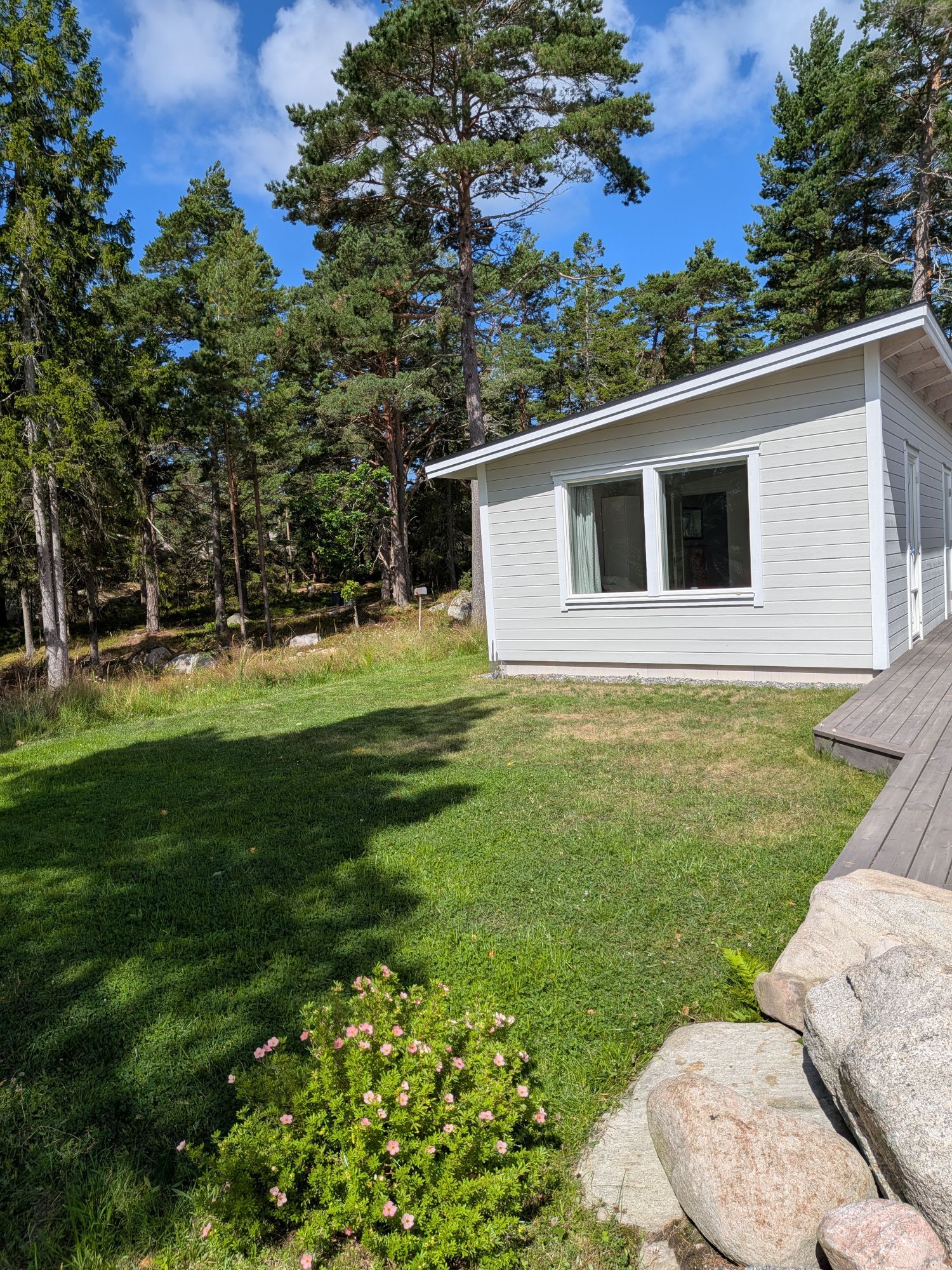 Arkitektritad stuga med havsutsikt nära Grebbestad – bild 23 av 24