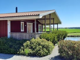Stuga i liten stugby intill hjorthägn
