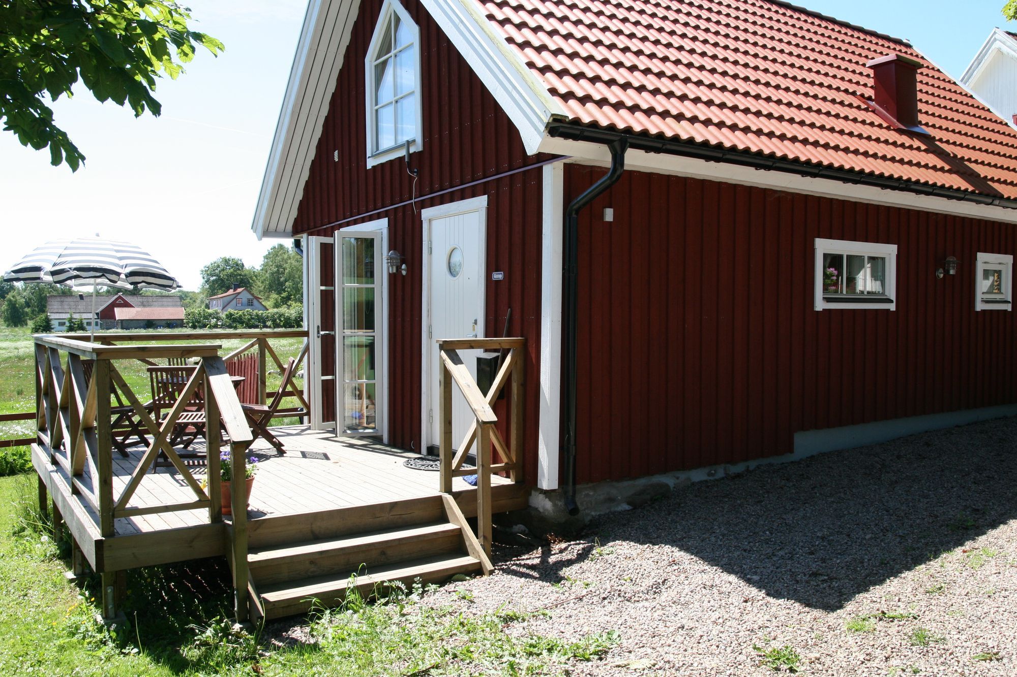Trevlig stuga på gård med skog och fiske