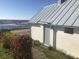 Stuga 10 meter från havet