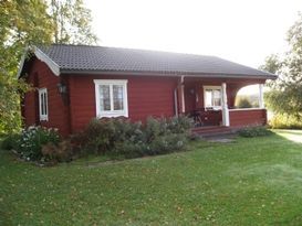  Stuga nära sjö i lantlig miljö