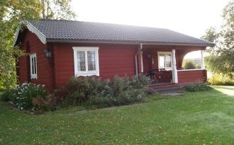 Stuga nära sjö i lantlig miljö