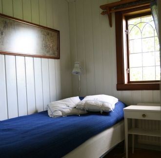 Stuga nära sjö i lantlig miljö – bild 3 av 7