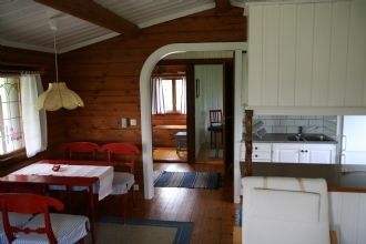 Stuga nära sjö i lantlig miljö – bild 4 av 7