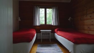 Stuga nära sjö i lantlig miljö – bild 5 av 7