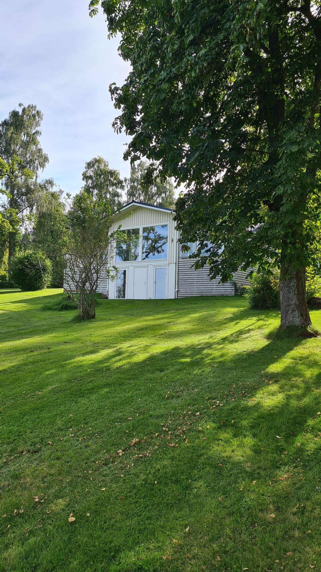 Sjötomt vid Sommen. Egen brygga. Hund & barnvänlig