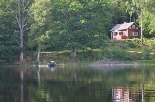 Fantastiskt läge med strandtomt - renoverad stuga