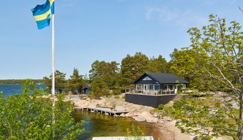 Sommarhus i skärgården på sjötomt med egen brygga