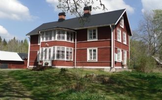 Sjönära 1800-tals gård i fantastisk natur.