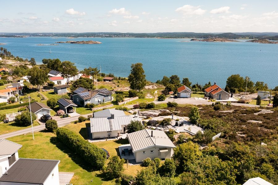 Makalöst vackert beläget fritidshus med gäststuga – bild 2 av 13