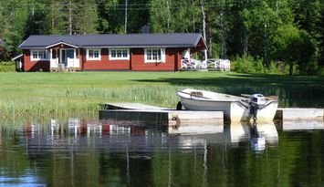Fint timmerhus på stor strandtomt