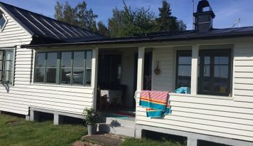 Mysig stuga direkt vid havet