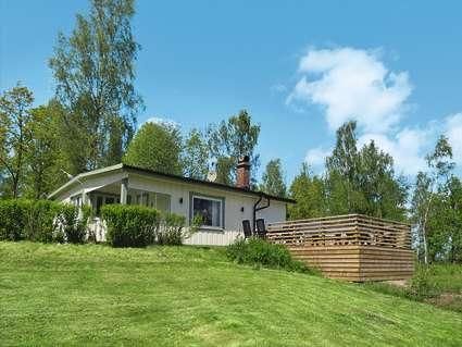 Nyrenoverad stuga med sjöutsikt