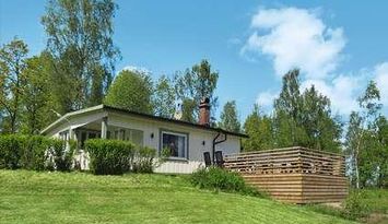 Nyrenoverad stuga med sjöutsikt