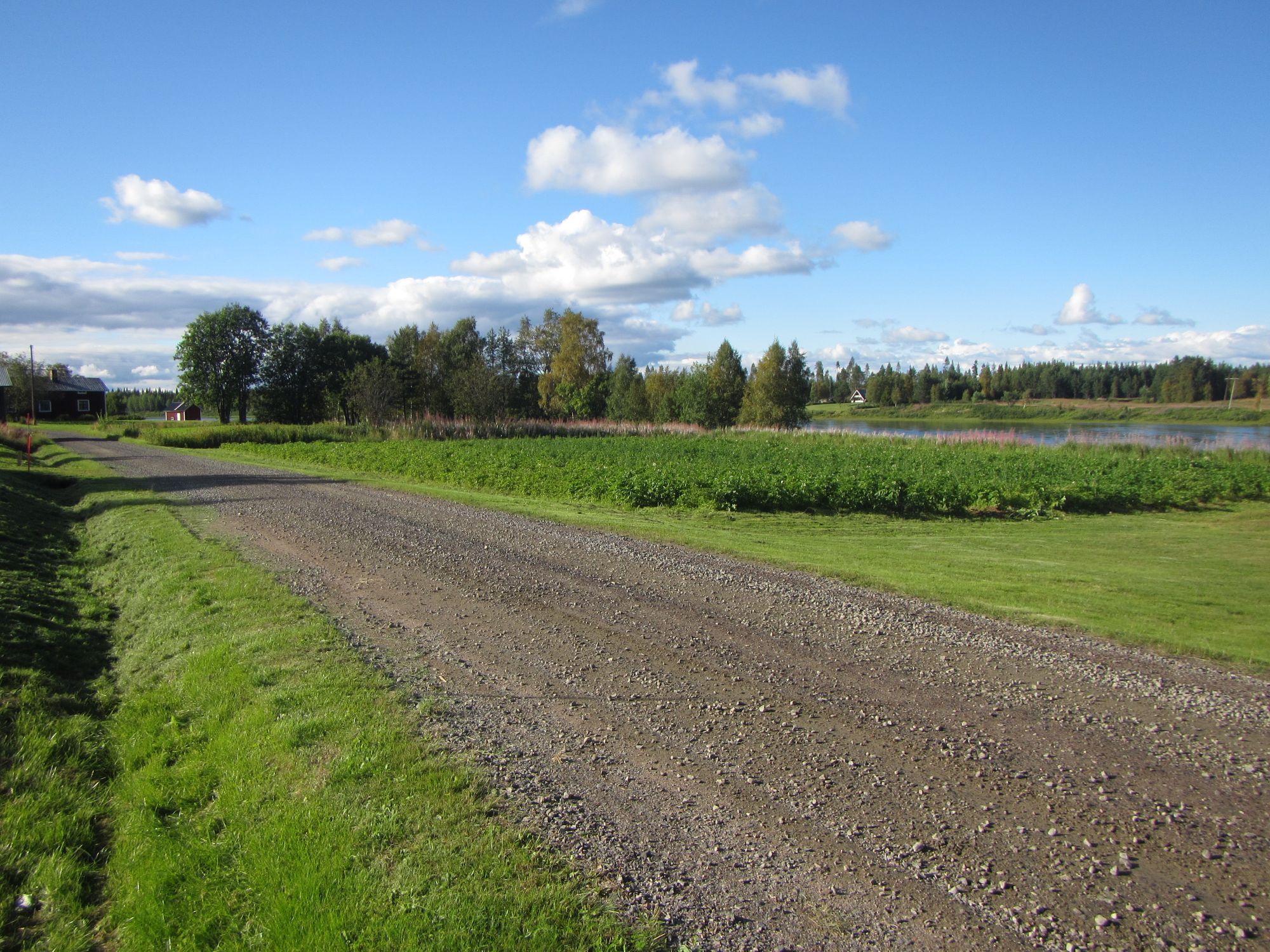 Rofylld fräsch stuga i pittoreska Tornedalen – bild 3 av 19