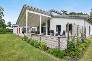 Modern villa strax söder om Visby