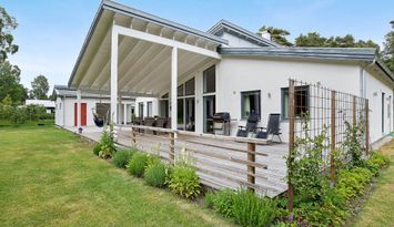 Modern villa strax söder om Visby