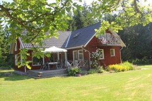 Modernt och stort sommarhus i vacker omgivning.