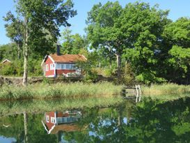 Stuga på strandtomt vid havsvik