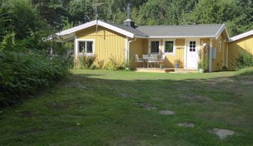 Österlennära hus intill skog o hav i Friseboda