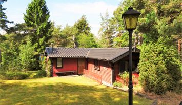 HUS på ö med Motorbåtar, i Östergötlands Skärgård