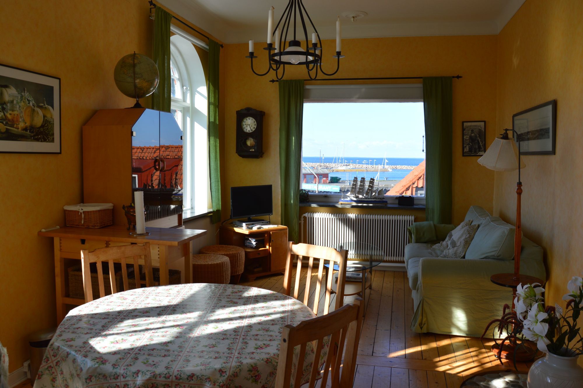 Lägenhet vid hamnen i Simrishamn, Österlen – bild 3 av 11
