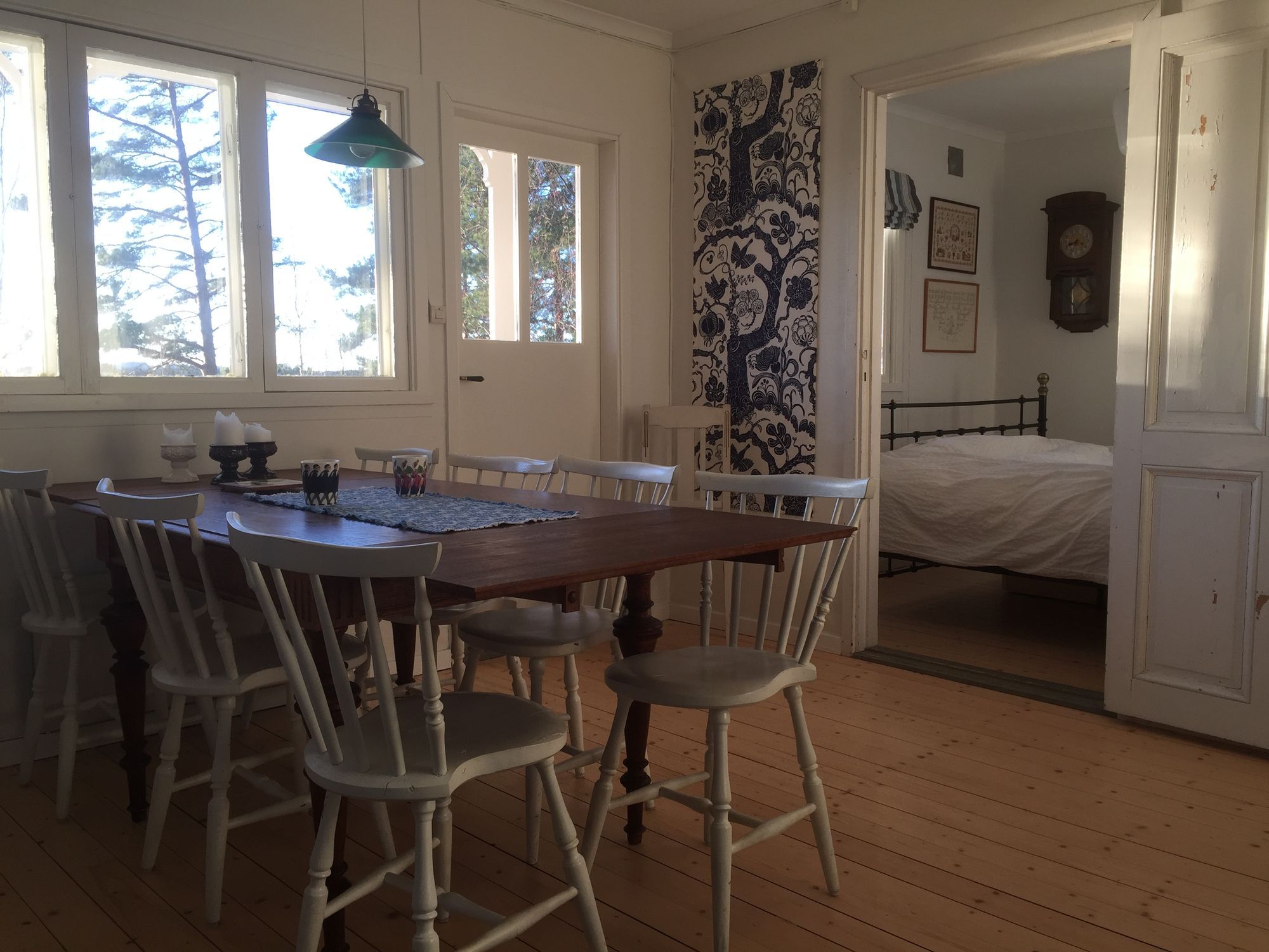 Sjötomt, roddbåt & bastu i lantlig skogsmiljö. – bild 4 av 24
