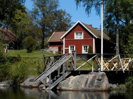 Stuga i Småland vid sjö med bastu och egen brygga