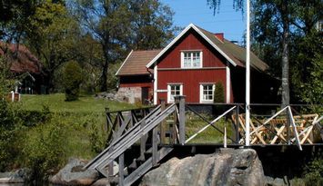 Stuga i Småland vid sjö med bastu och egen brygga
