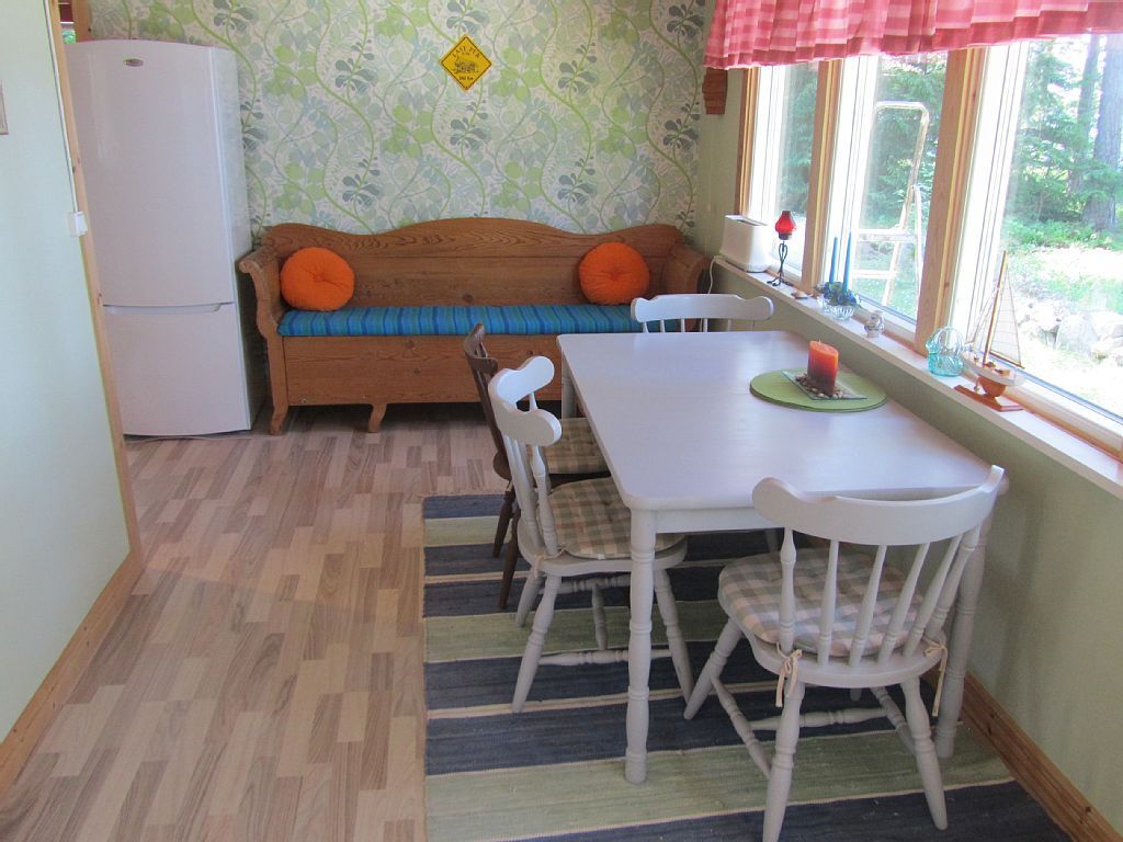Sommarstuga på sjötomt – bild 4 av 15