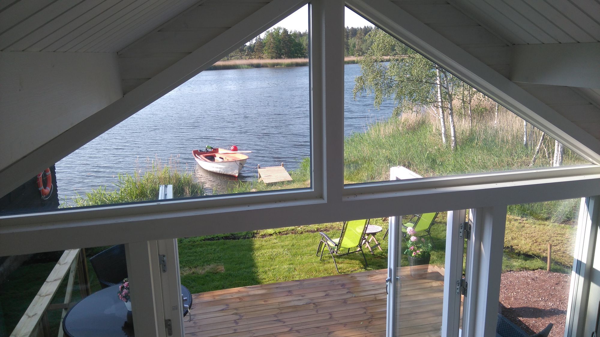 Strandstuga, egen sjötomt, sandstrand,brygga o båt – bild 20 av 24