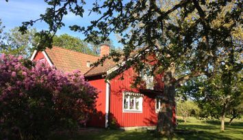 Mysigt hus på landet med stor trädgård