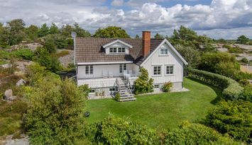 Modernt hus med utsikt mot öppet hav