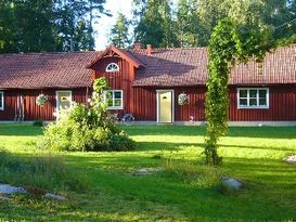 Red cottage. Private swimming spot, boat, fishing.