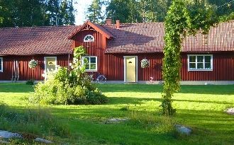 Röd stuga i Bellö. Egen badplats, båt, fiske.